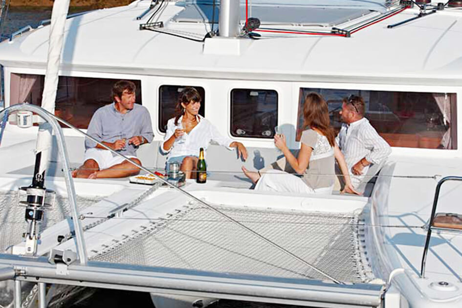 Lagoon 450 front seating _ netting